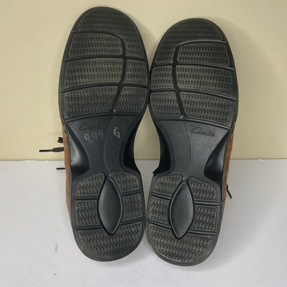 CLARKS Collection Touareg Vibe Oxford Brown Leather Orthrolite Cushioned Insole